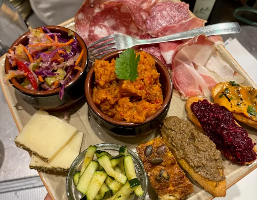 Tagliere di antipasti con salumi toscani, formaggi, crostini e verdure sott'olio