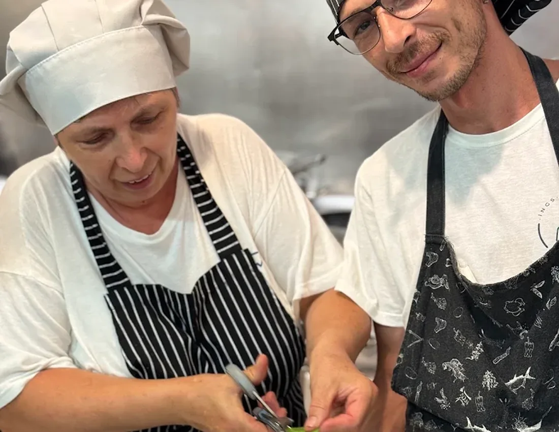 I due cuochi del ristorante Da Noi Due mentre rifiniscono insieme un piatto in cucina