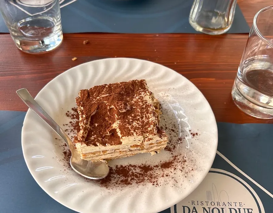 Fetta di tiramisù fatto in casa servita al tavolo del ristorante